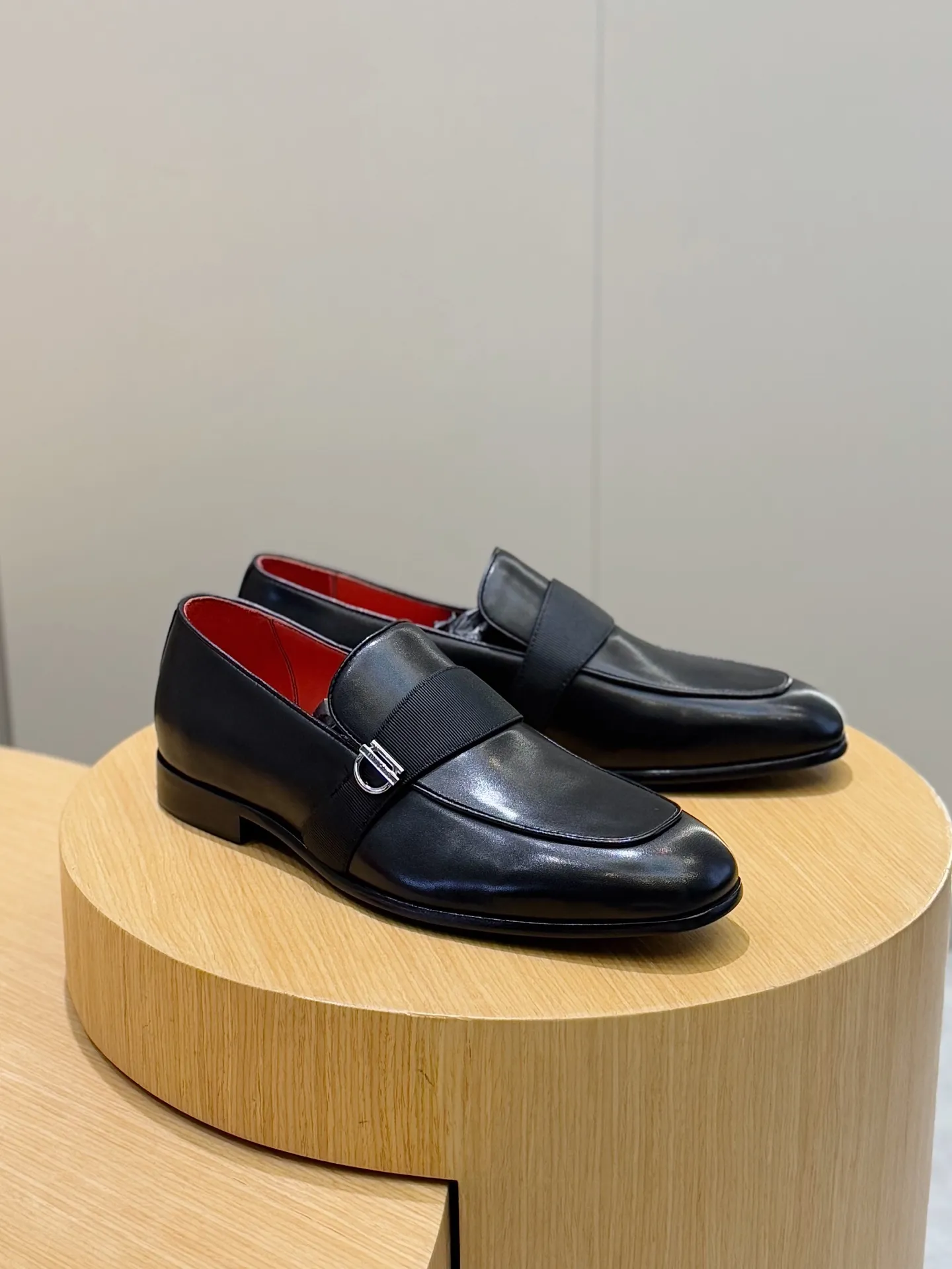 [Ferragam] Top P: 960💰 Size: 39-44 (38. 45.46 can be customized) Ferragamo Gancini buckle moccasins. These men's loafers are exquisite and gorgeous, with shiny patent leather uppers that highlight urban style. The almond-shaped toe adds a stylish touch, with three-dimensional stitching around the upper and contrasting tubular piping for a unique silhouette. The shoes are exquisitely crafted, with grosgrain ribbons and metallic Gancio buckles adding a classic touch, complementing the contrasting red accents. Finished with a slim leather sole. Imported cowhide upper + cowhide lining + genuine leather outsole.